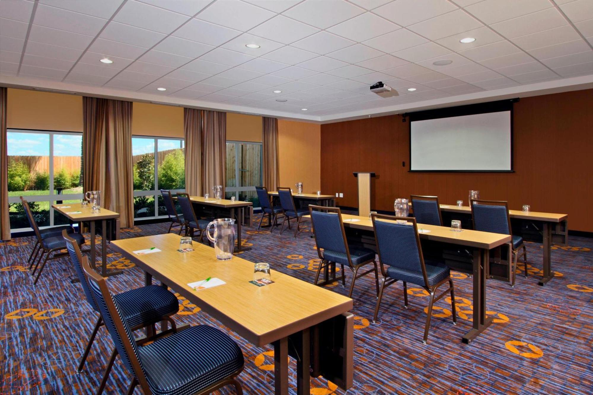 Courtyard By Marriott Victoria Hotel Exterior photo