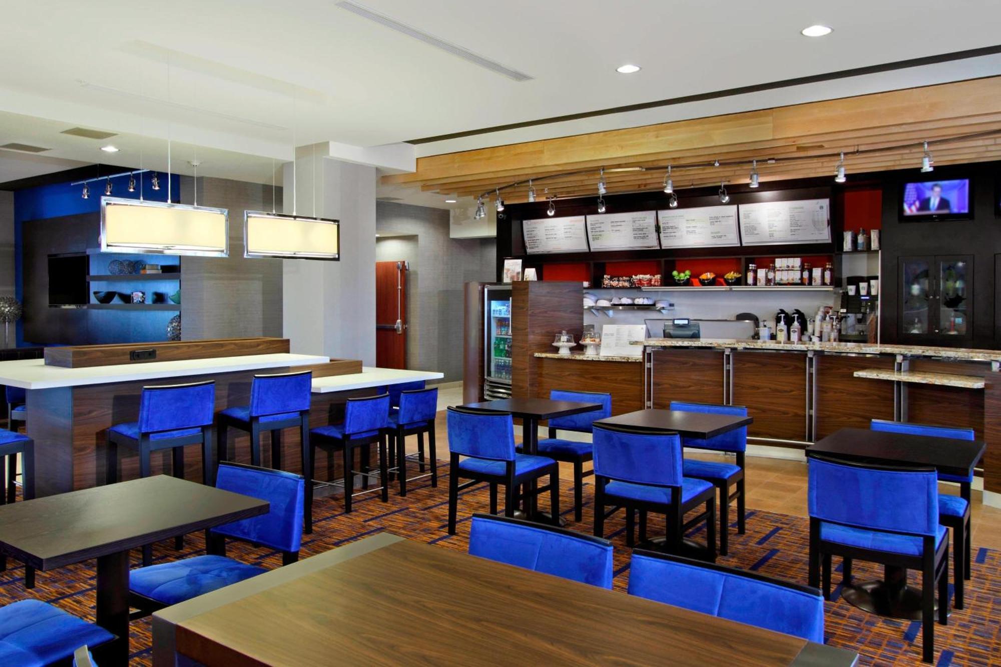 Courtyard By Marriott Victoria Hotel Exterior photo