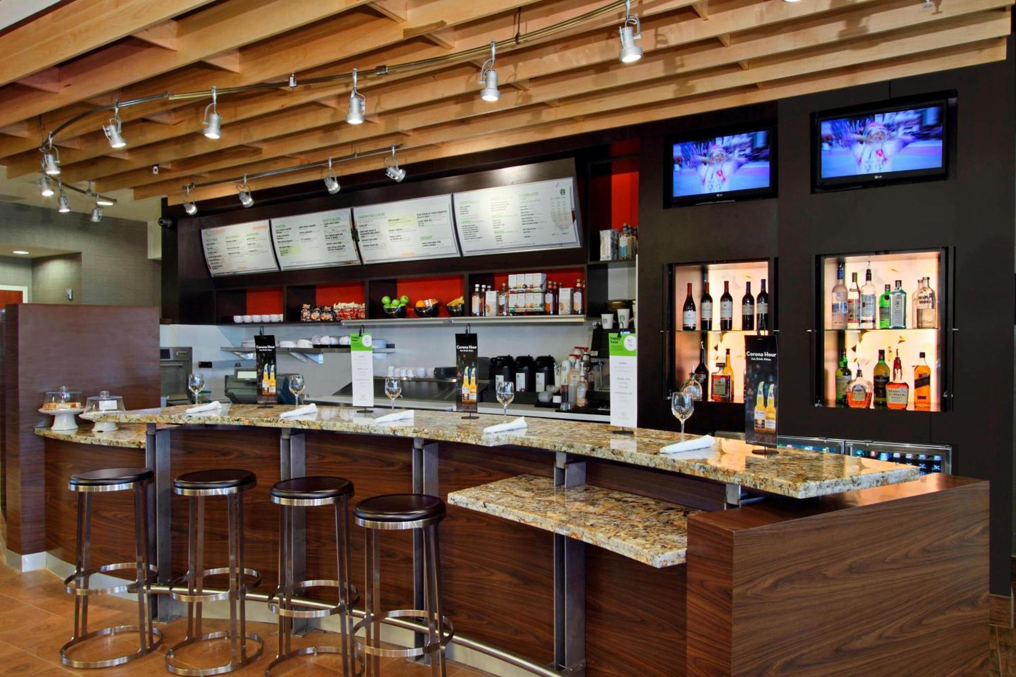 Courtyard By Marriott Victoria Hotel Exterior photo