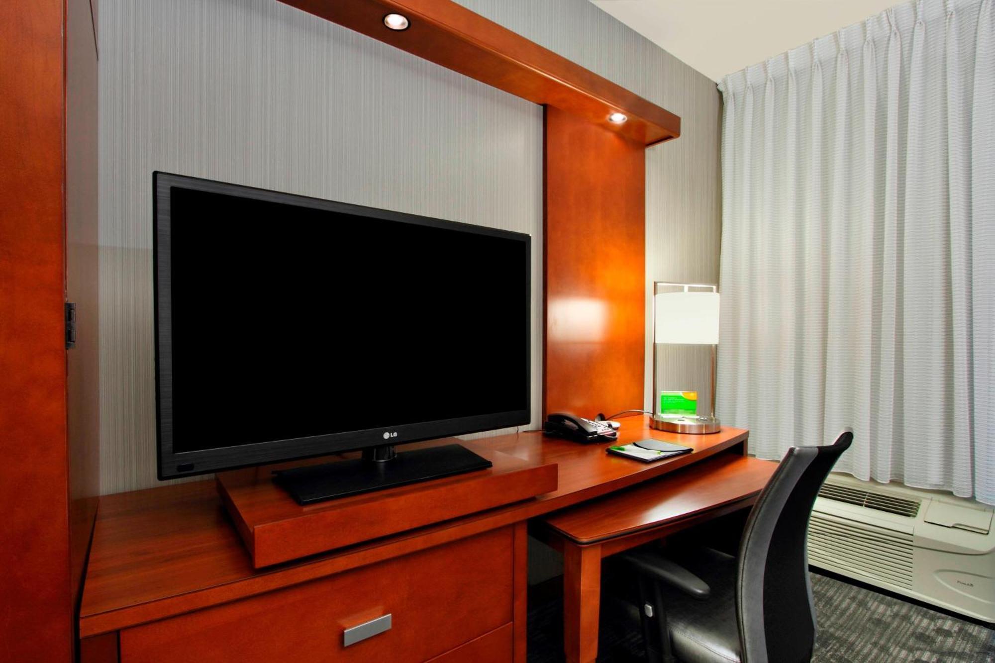 Courtyard By Marriott Victoria Hotel Exterior photo